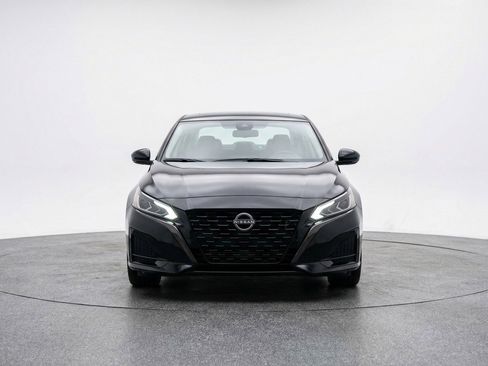 Used 2025 Nissan Altima 2.5 SV FWD image 2