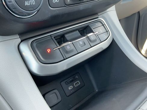 Used 2023 GMC Acadia SLT w/ Preferred Package FWD image 18