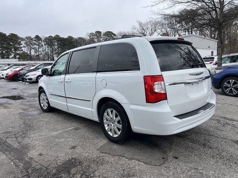 Used 2016 Chrysler Town & Country Touring image 3