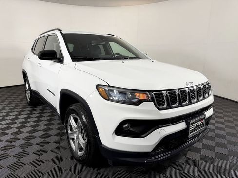 Used 2024 Jeep Compass Latitude w/ Convenience Group AWD/4WD image 5