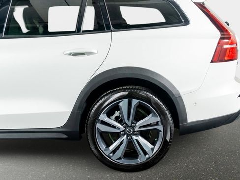 Used 2026 Volvo V60 B5 Cross Country Plus w/ Protection Package Premier image 15