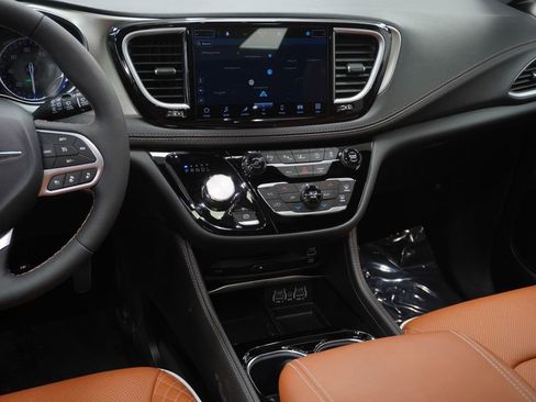 Used 2024 Chrysler Pacifica Pinnacle image 24