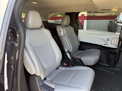 Used 2025 Toyota Sienna XLE FWD image 32