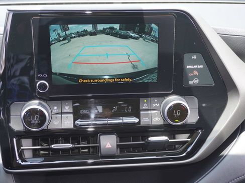 Used 2023 Toyota Highlander LE FWD image 20
