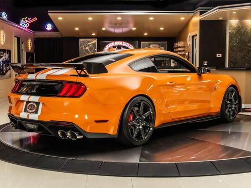Used 2020 Ford Mustang Shelby GT500 w/ Carbon Fiber Track Pack RWD image 12