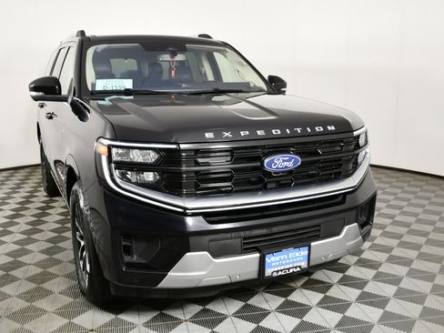 Used 2025 Ford Expedition Platinum image 3