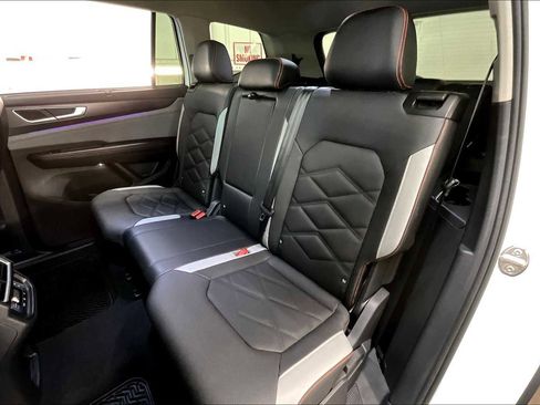 Used 2025 Volkswagen Atlas Peak Edition SE image 29