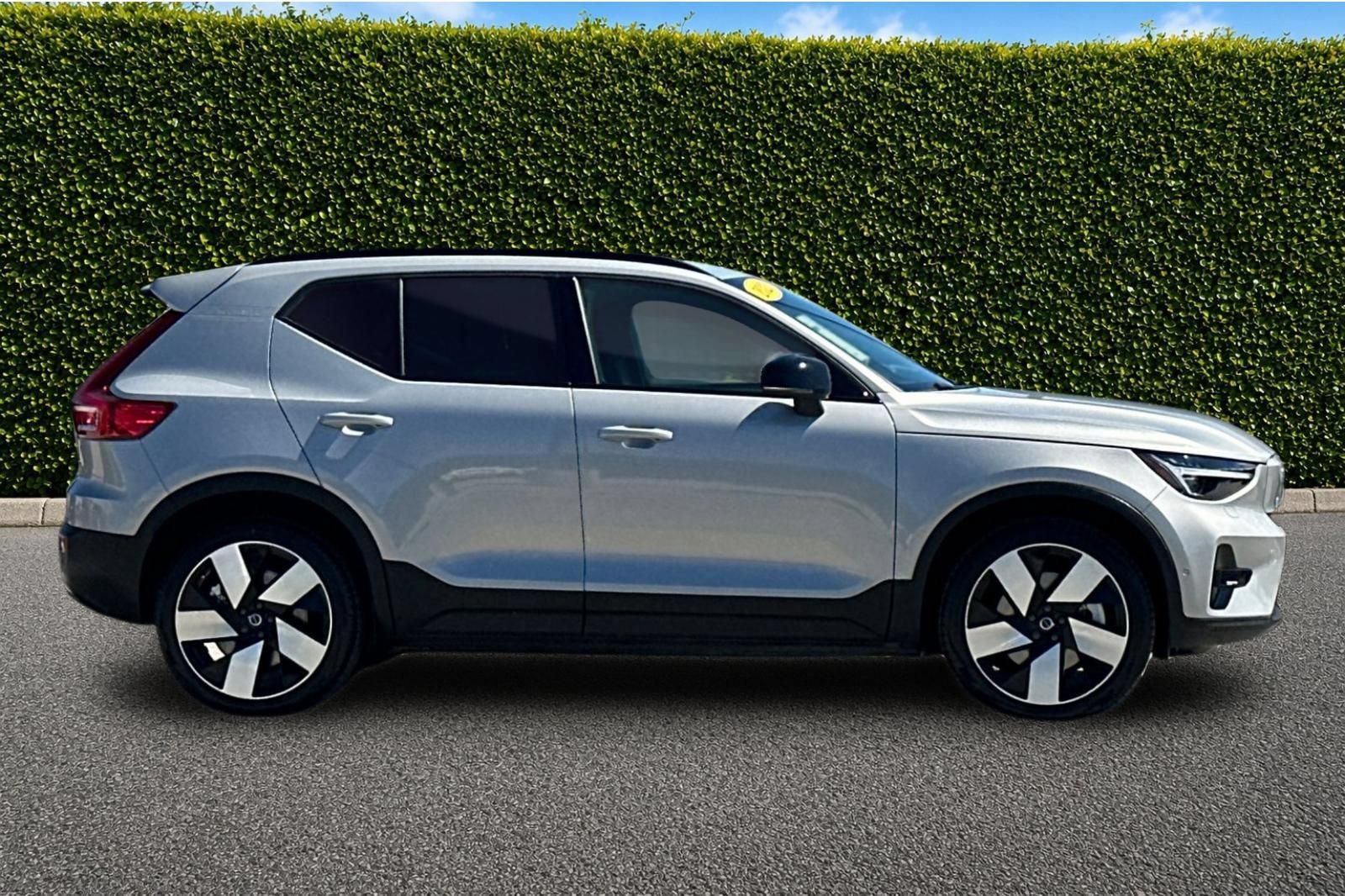 Used 2023 Volvo XC40 Recharge Ultimate w/ Protection Package Premier AWD/4WD image 3