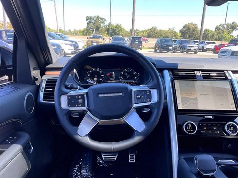 Used 2025 Land Rover Discovery Dynamic SE AWD/4WD image 7