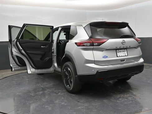 Certified 2025 Nissan Rogue SV image 30