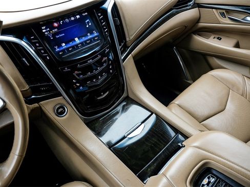 Used 2019 Cadillac Escalade Platinum image 23