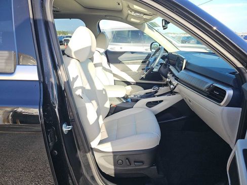 Used 2025 Kia Telluride EX w/ EX Captain's Chair Package FWD image 16