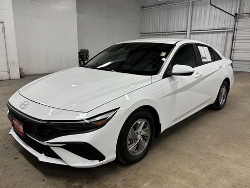 Certified 2025 Hyundai Elantra SE FWD image 2