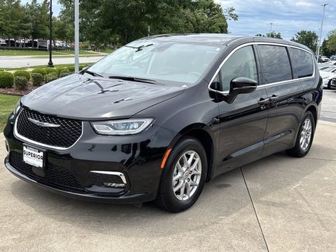 Used 2024 Chrysler Pacifica Touring-L FWD image 11