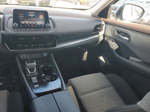 Used 2022 Nissan Rogue SV image 16