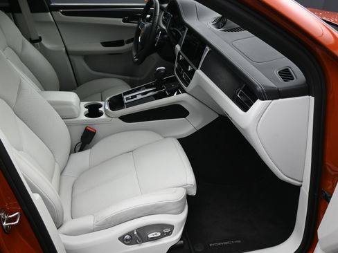 Certified 2022 Porsche Macan GTS image 11