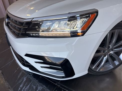Used 2017 Volkswagen Passat 1.8T R-Line w/ R-Line Lighting Package FWD image 9