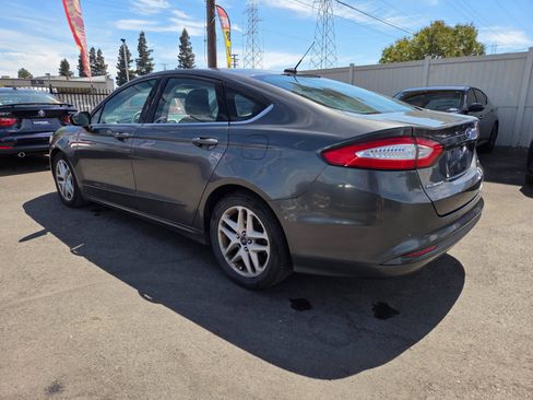 Used 2016 Ford Fusion SE FWD image 2