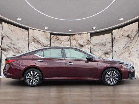 Used 2025 Nissan Altima 2.5 SV FWD image 4