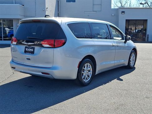 Used 2023 Chrysler Voyager LX image 5