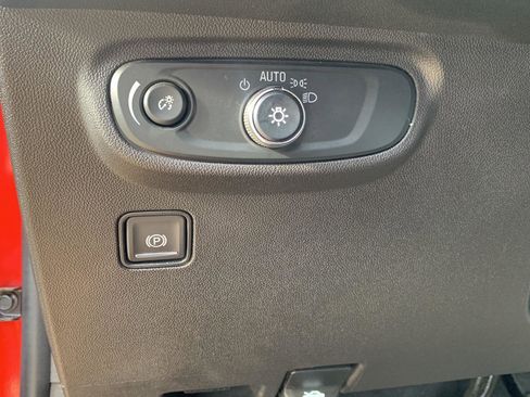 Used 2024 GMC Terrain SLE w/ Driver Convenience Package image 18