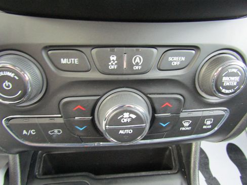 Used 2019 Jeep Cherokee Limited w/ Luxury Group AWD/4WD image 32