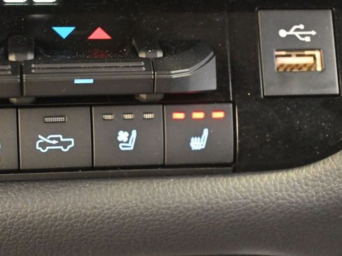 Used 2023 Toyota Tundra Limited AWD/4WD image 19
