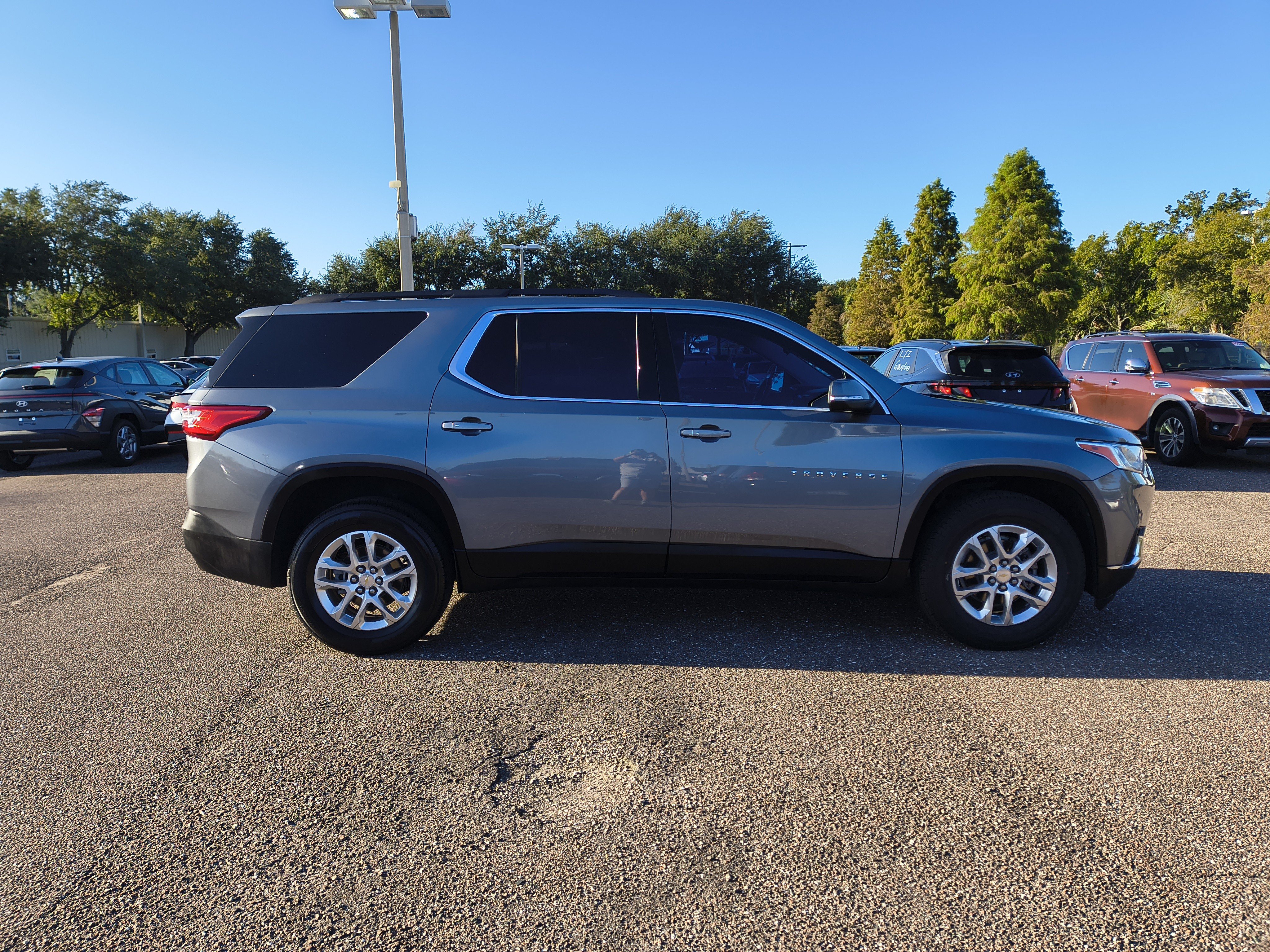Used 2021 Chevrolet Traverse LT FWD image 7