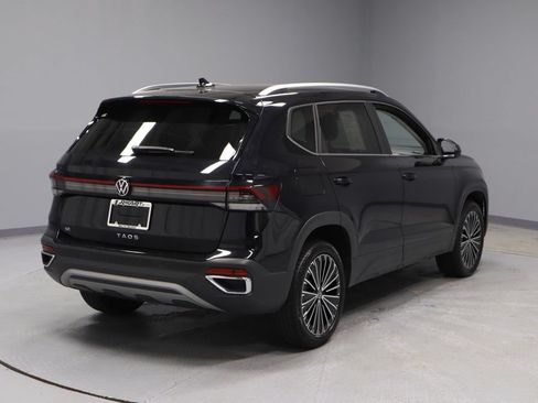Used 2025 Volkswagen Taos SE FWD image 11