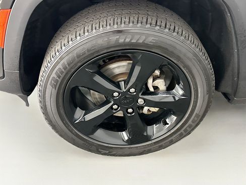 Used 2023 Jeep Grand Cherokee Altitude AWD/4WD image 11