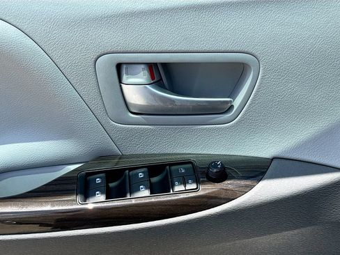 Used 2017 Toyota Sienna XLE Premium FWD image 21