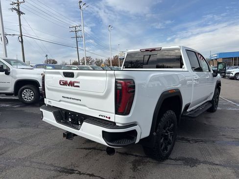 Used 2024 GMC Sierra 2500 AT4 w/ AT4 Preferred Package AWD/4WD image 5