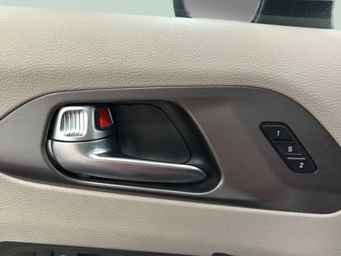 Used 2023 Chrysler Pacifica Touring-L FWD image 16