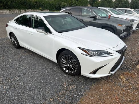 Used 2025 Lexus ES 300h w/ Luxury Package FWD image 3