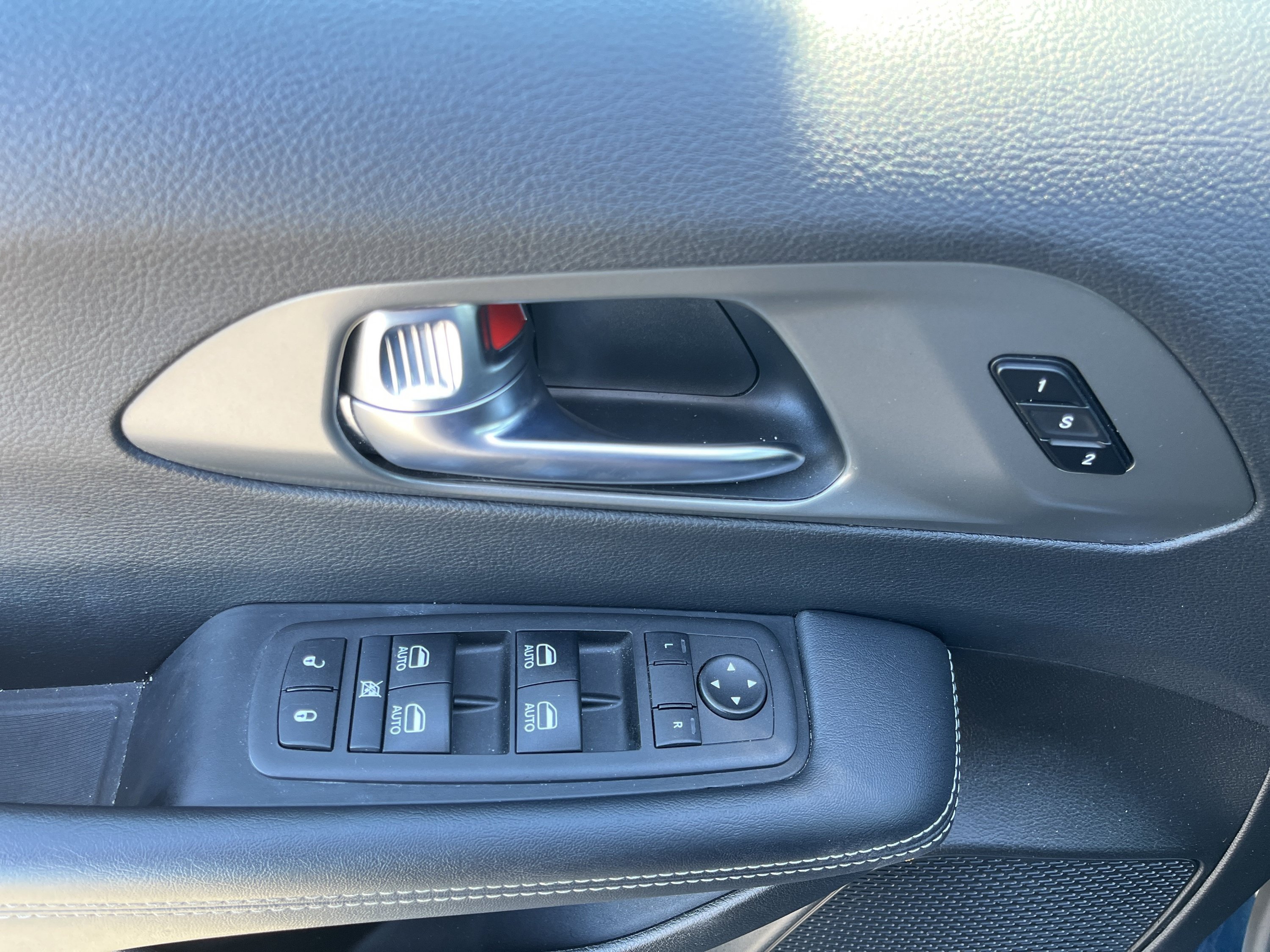 Used 2025 Chrysler Pacifica Select FWD image 16