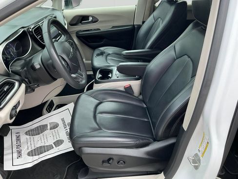 Used 2023 Chrysler Pacifica Touring-L FWD image 12