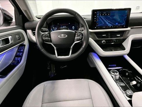 Used 2025 Ford Explorer Platinum w/ LUX Leather Package AWD/4WD image 6