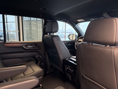 Used 2025 GMC Yukon XL Denali image 17