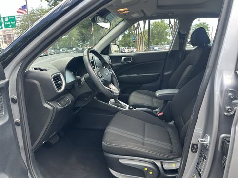 Used 2025 Hyundai Venue SEL FWD image 16