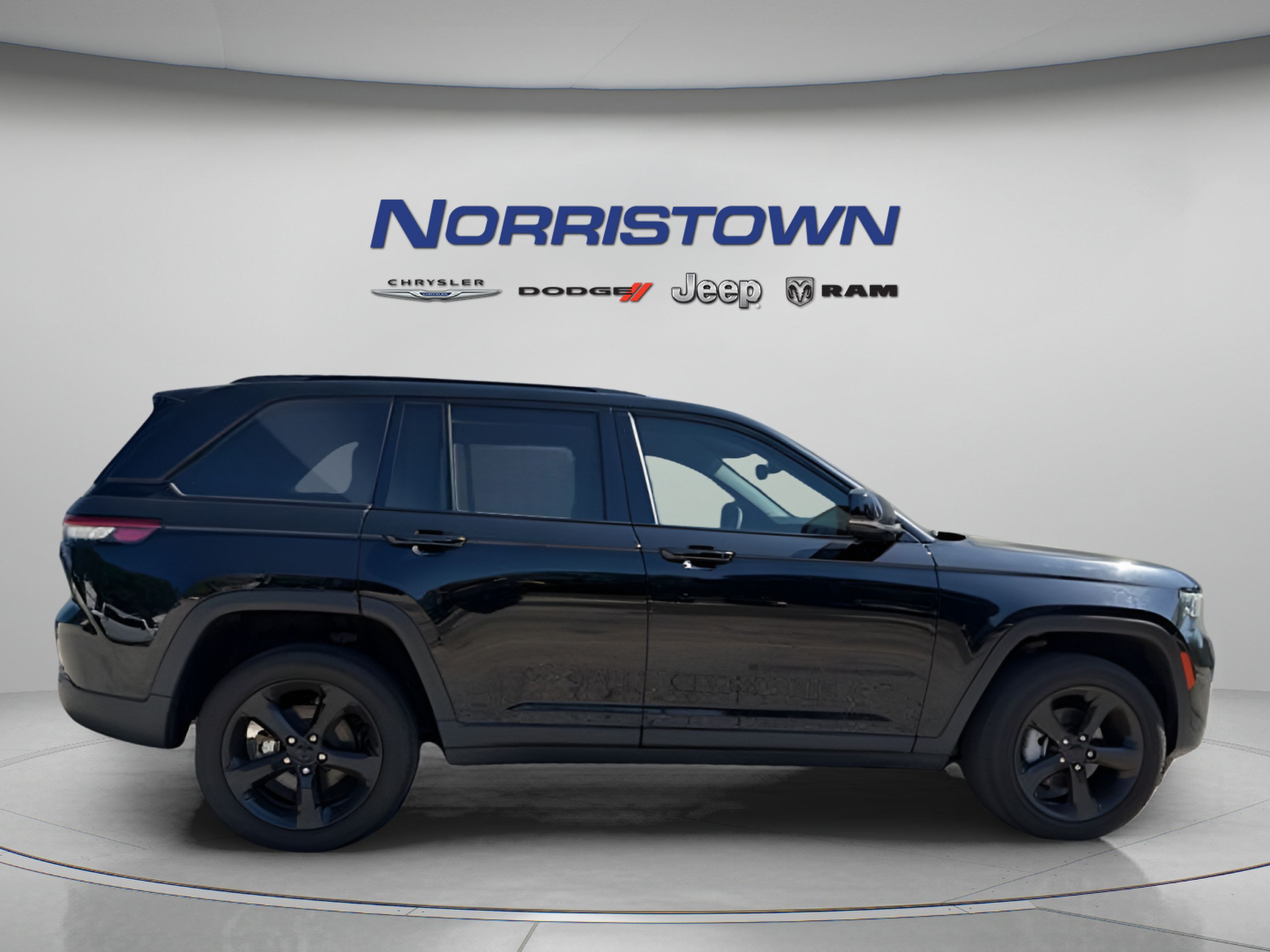 Certified 2023 Jeep Grand Cherokee Limited w/ Black Appearance Package AWD/4WD image 7