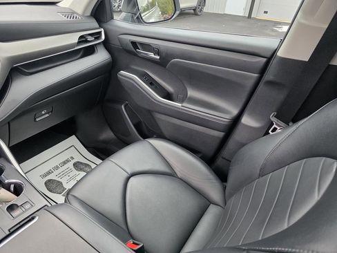 Used 2022 Toyota Highlander XLE image 27