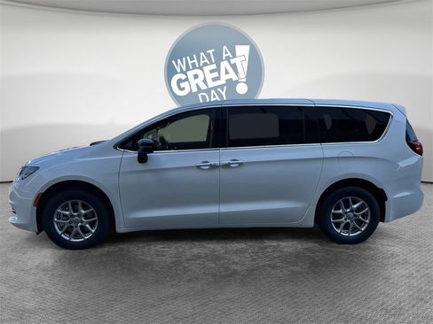 New 2026 Chrysler Voyager LX image 3