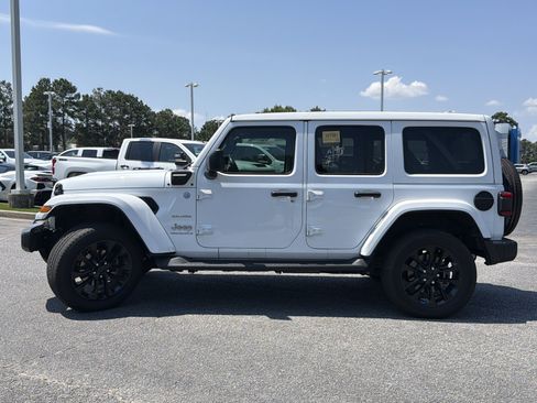 Used 2023 Jeep Wrangler Unlimited Sahara w/ Cold Weather Group AWD/4WD image 9