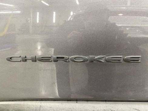 Used 2019 Jeep Cherokee Limited image 30