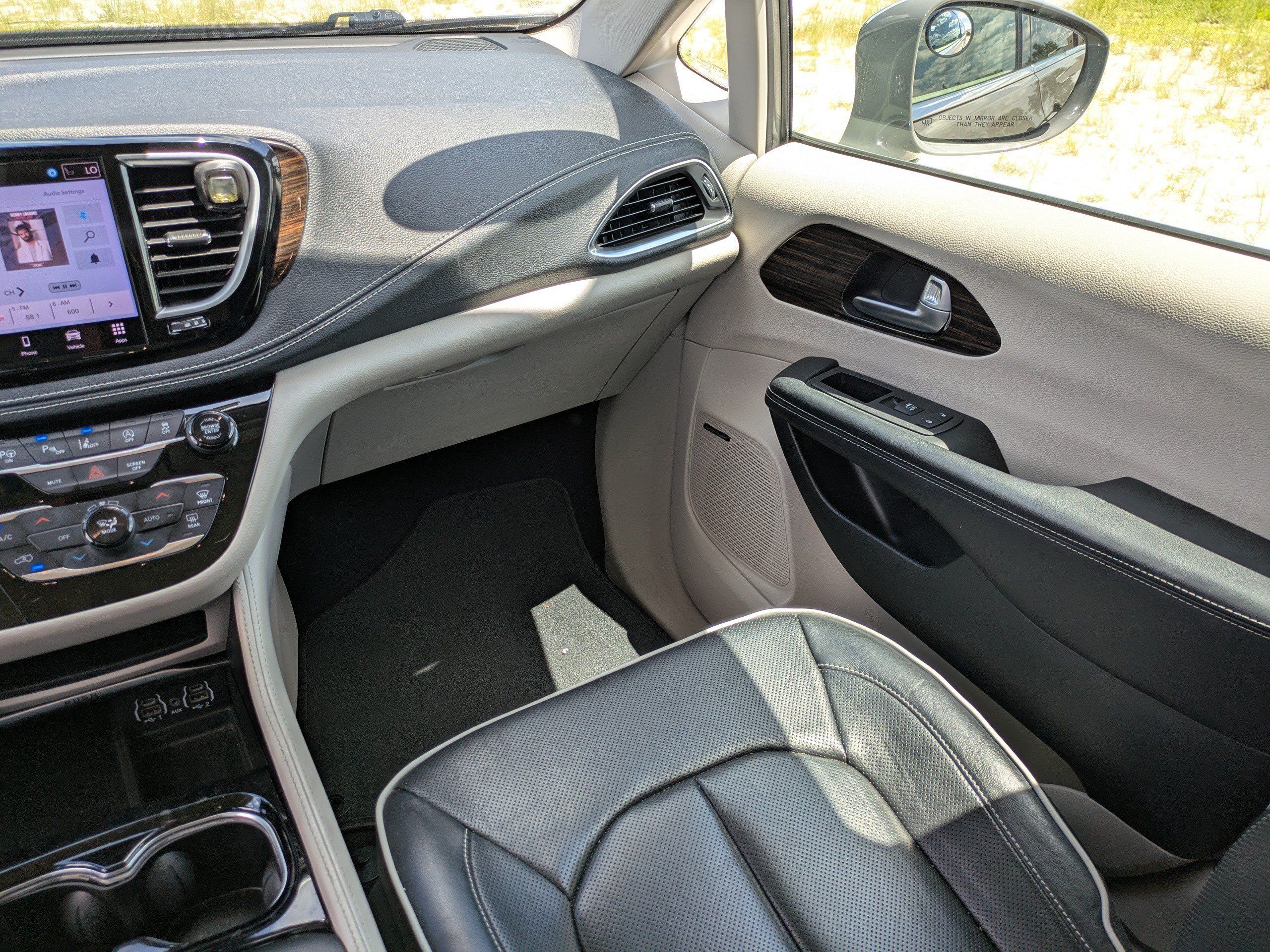Used 2022 Chrysler Pacifica Limited FWD image 16