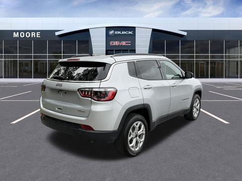 Used 2025 Jeep Compass Latitude AWD/4WD image 3