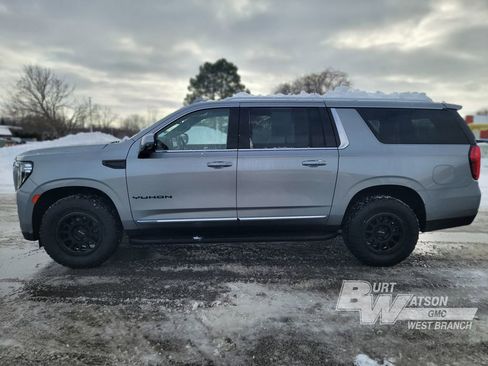 Used 2023 GMC Yukon XL SLT w/ SLT Premium Package image 3
