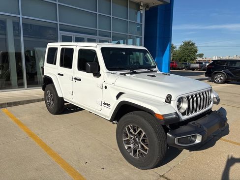 Used 2025 Jeep Wrangler Unlimited Sahara AWD/4WD image 3