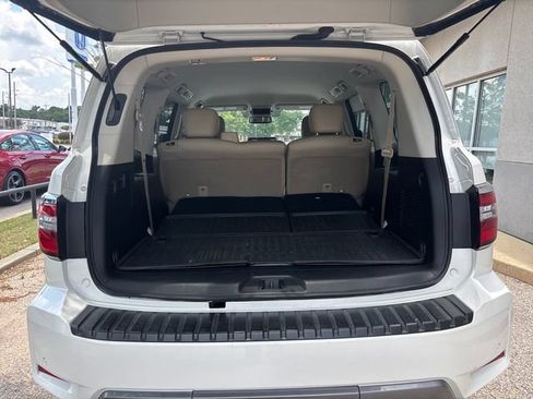 Used 2022 Nissan Armada SV w/ SV Appearance Package RWD image 8