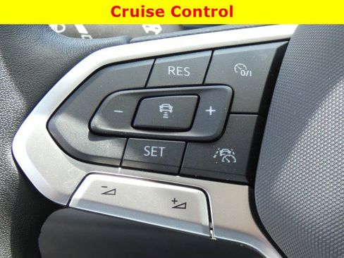 Used 2024 Volkswagen Jetta SE w/ Panoramic Sunroof Package image 22